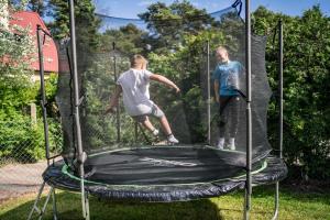 博格泽利卡ALBOPOGORZELICA, DOM GOŚCINNY的两个男孩在蹦床上玩耍