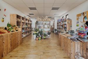 uma grande sala com uma loja com flores e plantas em Eichengrund Cochstedt em Hecklingen