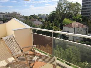 d'un balcon avec une chaise et une vue sur la ville. dans l'établissement City Break Picquecailloux, à Bordeaux