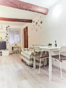 1 dormitorio con 1 cama, mesa y sillas en Sweet Home Appartamento 4 posti letto 10 min dal mare en Badalucco