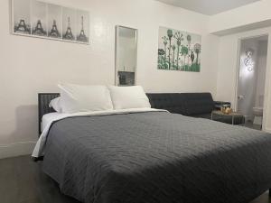 1 dormitorio con 1 cama grande con almohadas blancas en trendy Studios in Hollywood, en Hollywood