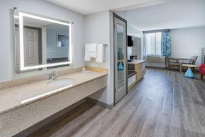 Kupatilo u objektu Wingate by Wyndham Fishkill