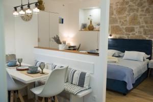 een slaapkamer met een bed, een tafel en een bureau bij Torkul in Šibenik