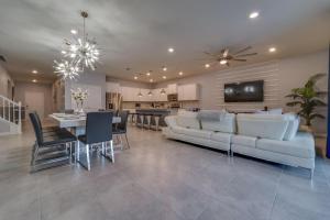 Ảnh trong thư viện ảnh của Windsor Island Resort 10 Bedroom Home Private Pool Near Disney ở Davenport