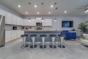 Ảnh trong thư viện ảnh của Windsor Island Resort 10 Bedroom Home Private Pool Near Disney ở Davenport