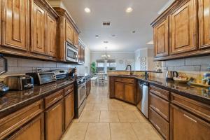Η κουζίνα ή μικρή κουζίνα στο Ultimate Comfort & Relaxation- Palm Family Oasis