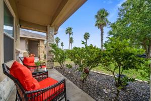 Κήπος έξω από το Ultimate Comfort & Relaxation- Palm Family Oasis