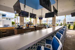 Restaurace v ubytování Windsor Island Resort 10 Bedroom Home Private Pool Near Disney