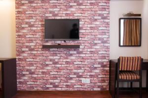 TV a/nebo společenská místnost v ubytování Mandala Boutique Hotel