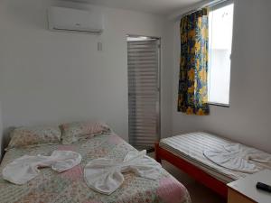薩爾瓦多的住宿－Casarão Nazaré Hostel，一间卧室设有一张床和一个窗口