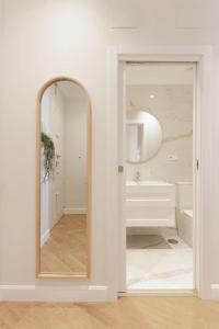 baño con espejo y lavabo en DELUXE APARTMENT NEAR GRAN VIA, en Madrid