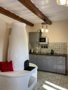 - une cuisine avec une baignoire blanche dans la chambre dans l'établissement Zsóka Fogadója, à Szentantalfa