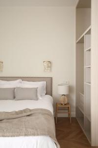 1 dormitorio con 1 cama y 1 mesa con lámpara en DELUXE APARTMENT NEAR GRAN VIA, en Madrid