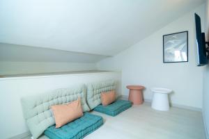 Een zitgedeelte bij Duplex in Parque Sol refurbished with sea views