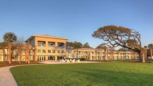 a large building with a large lawn in front of it at Holiday Inn Resort Jekyll Island, an IHG Hotel in Jekyll Island