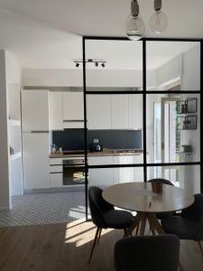 cocina con mesa y sillas en una habitación en Verde Salvia Home - Free park, en Tavernerio