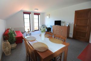 TV a/nebo společenská místnost v ubytování Hortenzie