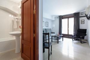 Et opholdsområde på Apartamentos Diaber Laraña + 121 billeder