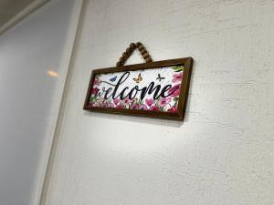a sign that says welcome hanging on a wall at La casa del Rincon in Querétaro
