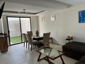 克雷塔罗La casa del Rincon的带桌椅和沙发的客厅