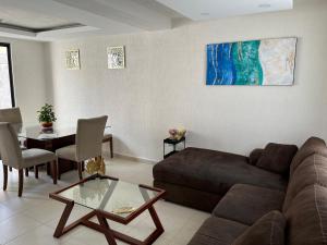 a living room with a couch and a table at La casa del Rincon in Querétaro