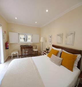 um quarto com uma cama grande e uma mesa em Domus Duorum no Porto
