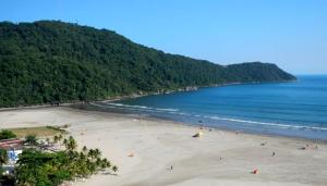 a beach with a bunch of people on it at Kitnet Premium Canto do Forte - Praia Grande in Praia Grande