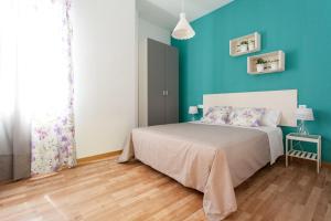 a bedroom with a bed and a desk at Apartamentos Diaber Laraña in Seville