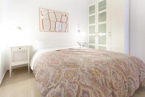 a bedroom with a bed and a dresser at Apartamentos Diaber Laraña in Seville