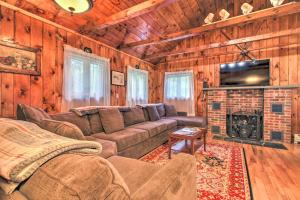 Χώρος καθιστικού στο Ludlow Home with Hot Tub, Near Okemo Resort!