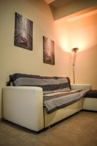 1 dormitorio con 1 cama y 2 cuadros en la pared en Όμορφο διαμέρισμα στην περιοχή της Ηλιούπολης, en Atenas