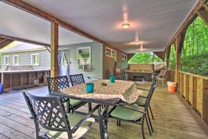 Αίθριο ή υπαίθριος χώρος στο Ludlow Home with Hot Tub, Near Okemo Resort!