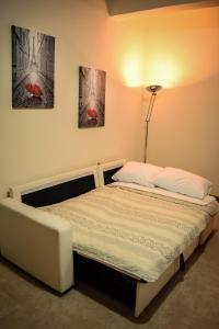 1 cama en una habitación con 2 pinturas en la pared en Όμορφο διαμέρισμα στην περιοχή της Ηλιούπολης, en Atenas