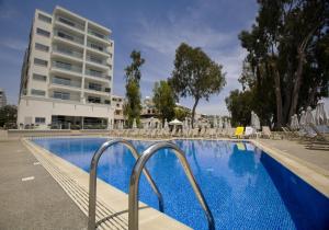 Bazén v ubytování Harmony Bay Hotel nebo v jeho okolí