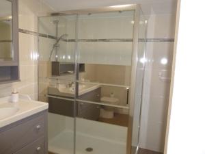 a bathroom with a glass shower with a sink and a toilet at LES RIVES DE LA DIVE les chambres 123 coaching in Moncontour-de-Poitou