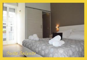 a bedroom with a bed with towels on it at B&B Nuova Salento in Grottaglie