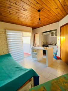 een keuken met een bed en een tafel in een kamer bij Cabañas Julio Cesar in Cartagena