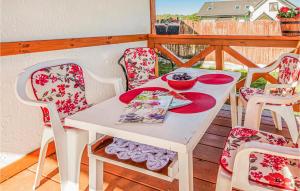 Biały stół i cztery krzesła na ganku w obiekcie Lovely Home In Ustka-przewloka With Kitchenette w Ustce