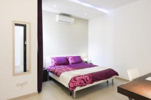Säng eller sängar i ett rum på Modern Luxury Penthouse in Perfect Sliema Location