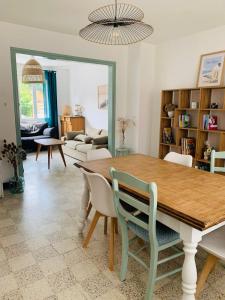 Posedenie v ubytovaní Entre mer et falaises - Equihen - Maison familiale avec jardin à 800 m de la mer
