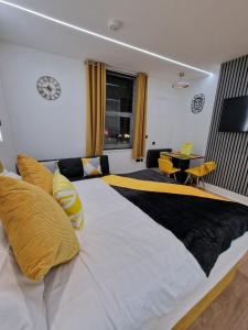 Balco Vista Studio في نوتينغهام: غرفة نوم بسرير ابيض كبير مع مخدات صفراء