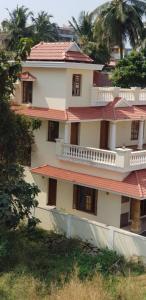 um edifício branco com um telhado vermelho em Sri Krishna Palace em Mangalore