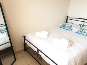 Postel nebo postele na pokoji v ubytování Koumpe Blue Sea View Apartment