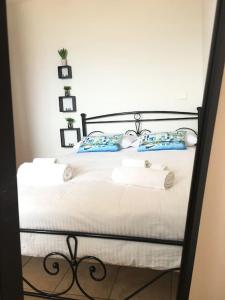 Postel nebo postele na pokoji v ubytování Koumpe Blue Sea View Apartment
