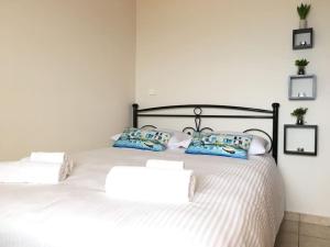 Postel nebo postele na pokoji v ubytování Koumpe Blue Sea View Apartment
