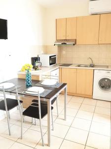 Kuchyň nebo kuchyňský kout v ubytování Koumpe Blue Sea View Apartment