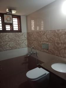 uma casa de banho com um WC e um lavatório em Sri Krishna Palace em Mangalore