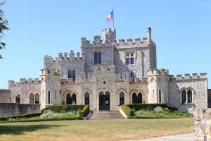 a castle with a flag on top of it at Entre mer et falaises - Equihen - Maison familiale avec jardin à 800 m de la mer in Équihen-Plage +16 photos