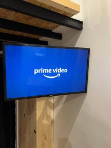 Telewizja i/lub zestaw kina domowego w obiekcie Villa des palmiers, Studio cosy