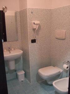 ディアマンテにあるB&B Stella Marisのバスルーム(トイレ、洗面台付)